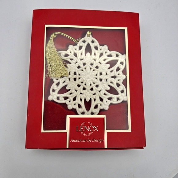 Lenox Annual Snow Fantasies Snowflake Ornament Without Year - Picture 1 of 6